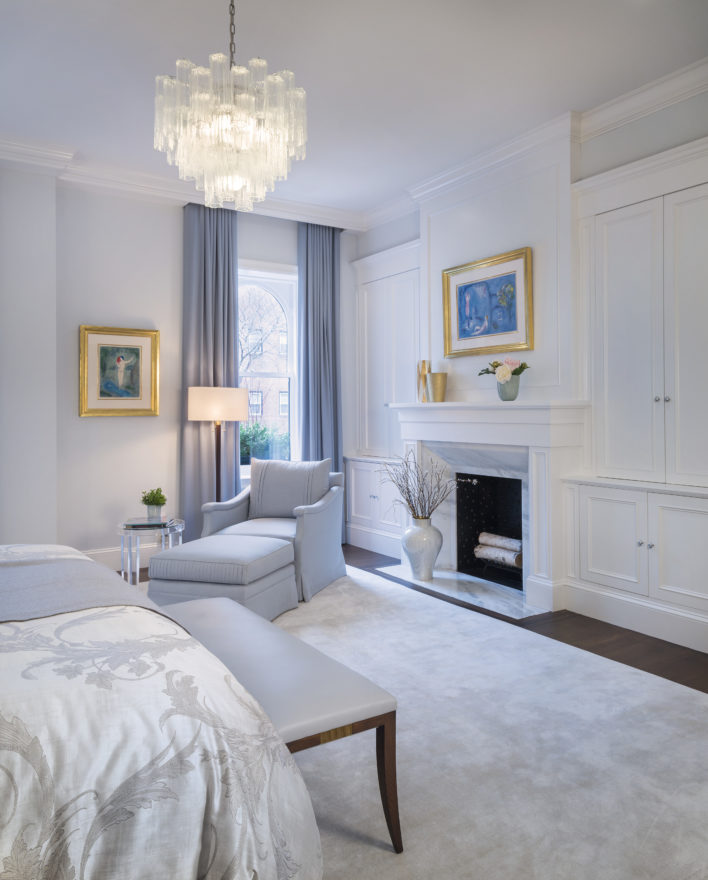 Villaverde_London_Dallas_chandelier_Plum_Interiors_Rhode_Island_2